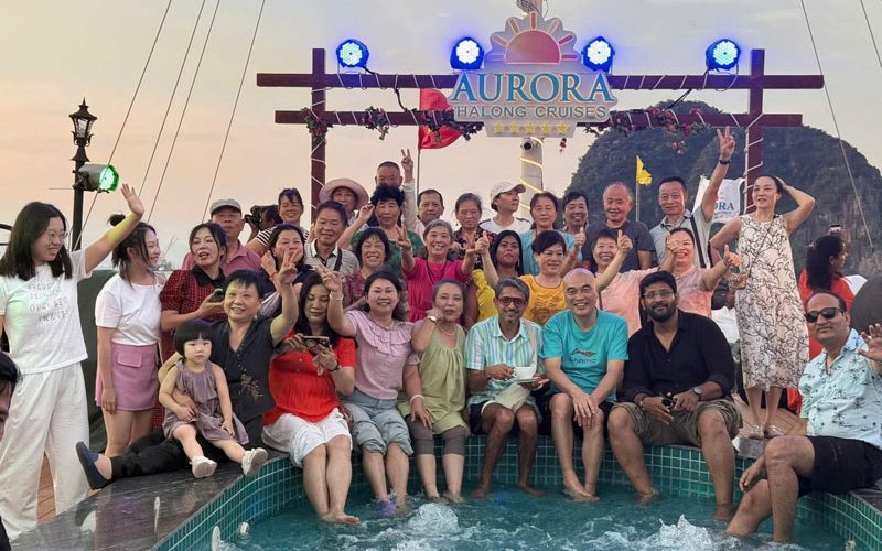 aurora-halong-cruises-guests